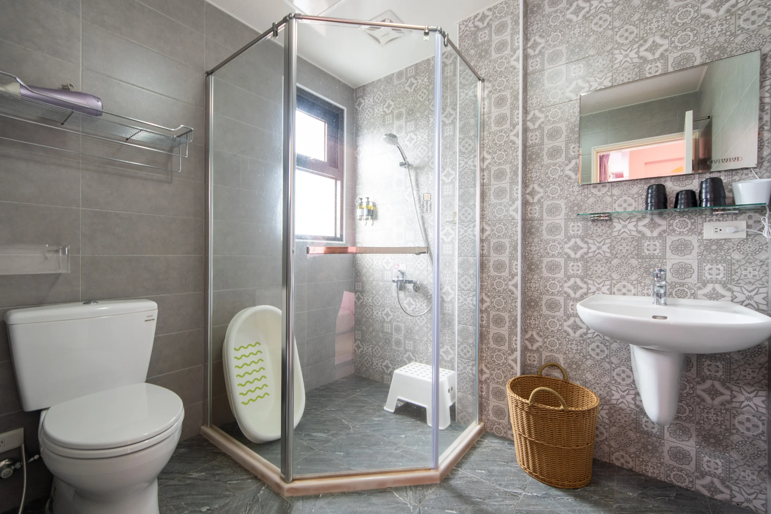 穗雲天親子民宿_溜滑梯六人套房浴廁乾濕分離